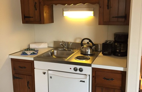 Dennis Port Hotel | Explore Doryman Motel: Family-Friendly with Pool & Spa
