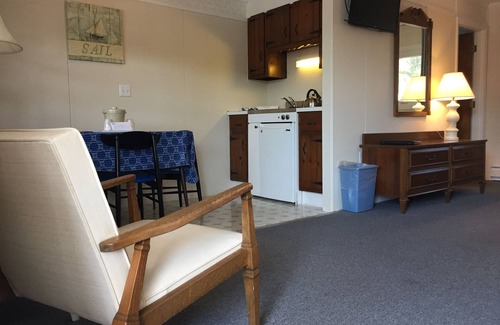 Dennis Port Hotel | Explore Doryman Motel: Family-Friendly with Pool & Spa