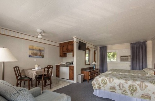 Dennis Port Hotel | Explore Doryman Motel: Family-Friendly with Pool & Spa