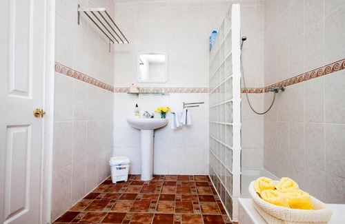 Alora Bed & Breakfast | Discover Dos Alamos B&B: Poolside Oceanfront Retreat