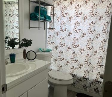 Poinciana House | Independently Entranced: Dos Alcobas for Family Getaways