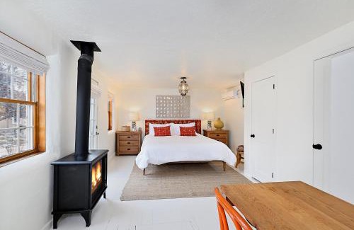 Downtown Santa Fe House | Inviting Dos Hermanas Casita 1: Downtown Cozy Studio
