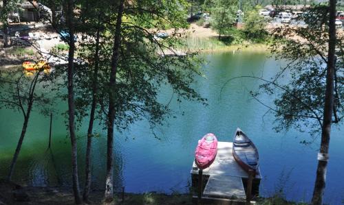 Groveland House | Discover Dos Pinos Lakefront Cabin with Game Room & Pool