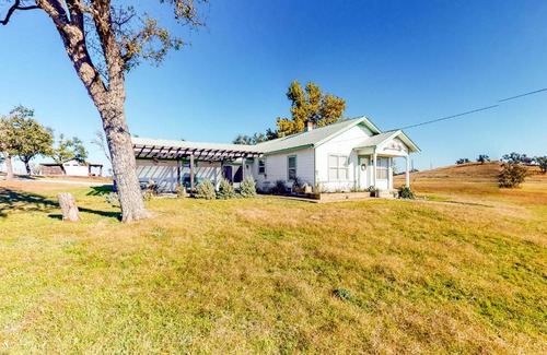 Fredericksburg House | Family-Friendly Doss Hideout Lodge for Relaxing Getaways
