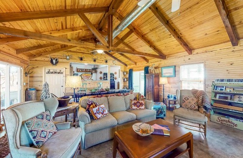 Fredericksburg House | Family-Friendly Doss Hideout Lodge for Relaxing Getaways