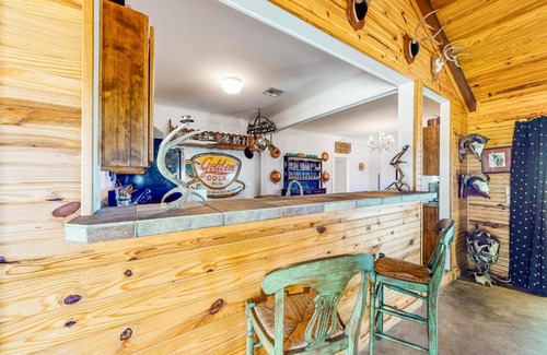 Fredericksburg House | Family-Friendly Doss Hideout Lodge for Relaxing Getaways