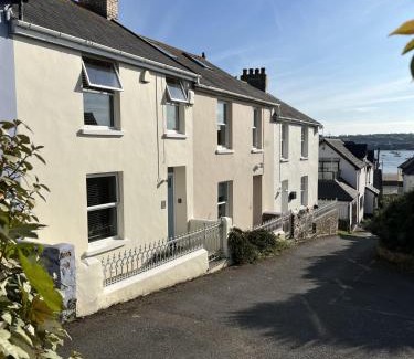 Instow House | Discover Dot's Cottage: Family-Friendly Retreat, 10/10 Rating