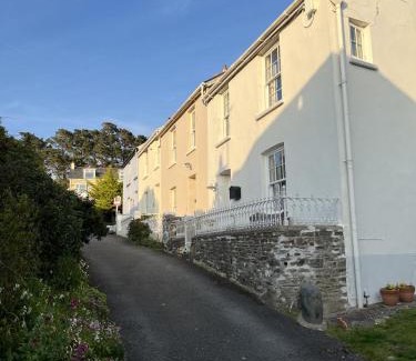 Instow House | Discover Dot's Cottage: Family-Friendly Retreat, 10/10 Rating