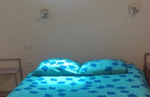 Puybrun Apartment | Cozy Double Room for Two with Family & Pet-Friendly Perks