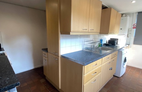 Colchester House | Spacious 5-Bedroom Retreat with Kitchen and Lounge