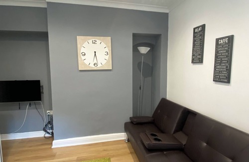 Colchester House | Spacious 5-Bedroom Retreat with Kitchen and Lounge