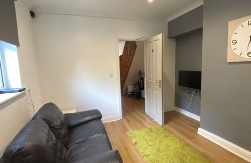 Colchester House | Spacious 5-Bedroom Retreat with Kitchen and Lounge