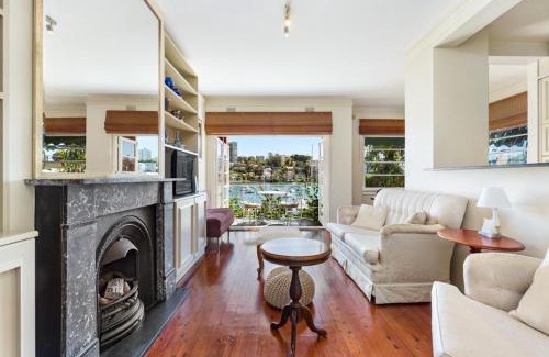 Double Bay Apartment | Harbour-Front Apartment in Double Bay with Scenic Views