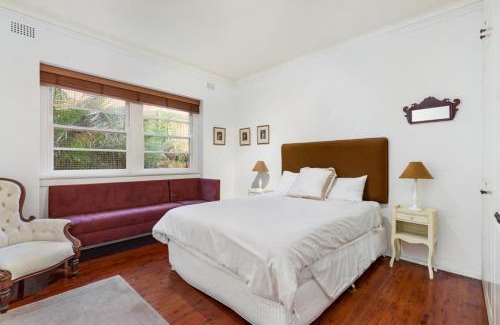 Double Bay Apartment | Harbour-Front Apartment in Double Bay with Scenic Views