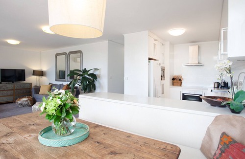 Double Bay Apartment | Relaxing Double Bay Three-Bedroom Apartment with Pool