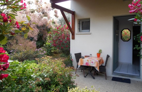 Saint - Martin - du - Touch Hotel | Cozy Double Bed Room with Restaurant Access