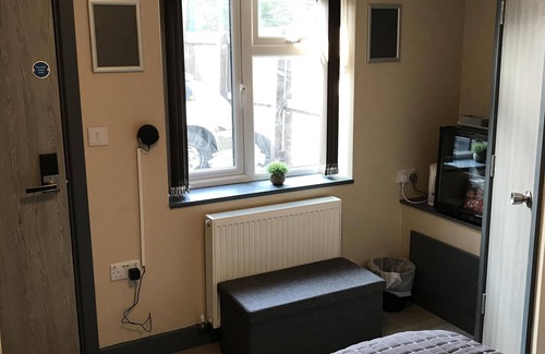 Frampton Hotel | Cozy Ground Floor Double Bedroom with Kitchen Access