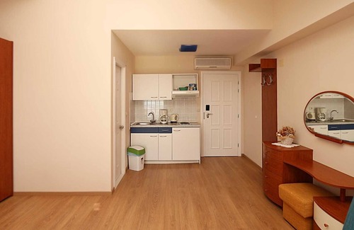 Drvenik Apartment | Ocean View Double Studio Apartment with Pool Access