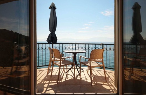 Drvenik Apartment | Ocean View Double Studio Apartment with Pool Access