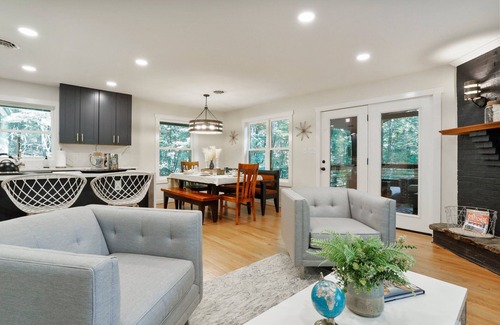 Berkeley Springs Cabin | Experience Treetop Retreat: Hot Tub & Campfire Near Berkeley