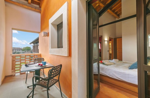 San Benedetto di Lugana Hotel | Double Deluxe Tulipano - Almavite, Desenzano Del Garda, Italy
