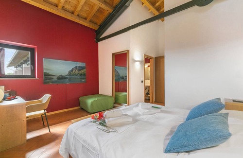 San Benedetto di Lugana Hotel | Double Deluxe Tulipano - Almavite, Desenzano Del Garda, Italy