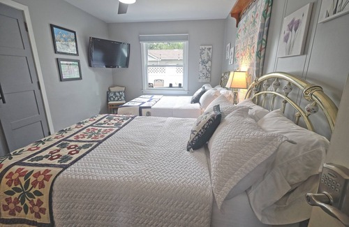 Frankenmuth Bed & Breakfast | Delightful Double Bed & Breakfast with Relaxing Hot Tub