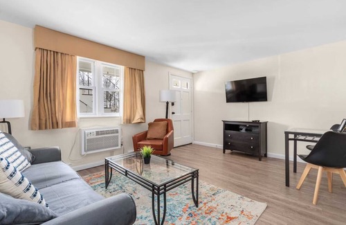 Beverly Hotel | Double Double Suite | The Beverly Hotel | Family-friendly Stay w/Kitchen