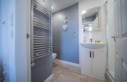 Kirkcaldy Apartment | Family-Friendly Double Ensuite Bedroom Close to Edinburgh