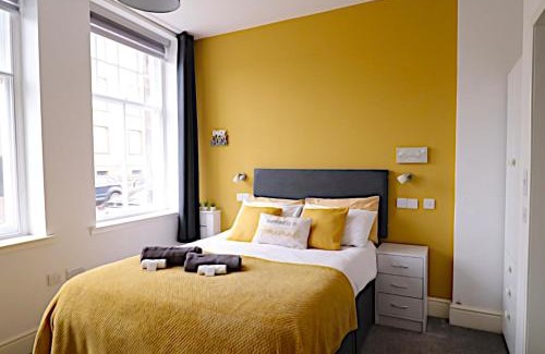 Kirkcaldy Apartment | Family-Friendly Double Ensuite Bedroom Close to Edinburgh