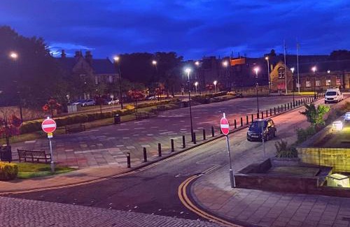 Kirkcaldy Apartment | Family-Friendly Double Ensuite Bedroom Close to Edinburgh