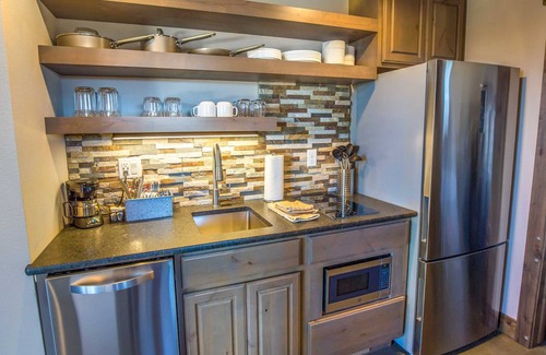 Canon City Cabin | Cozy Double King Cabin at Royal Gorge with Breakfast & Kitchen
