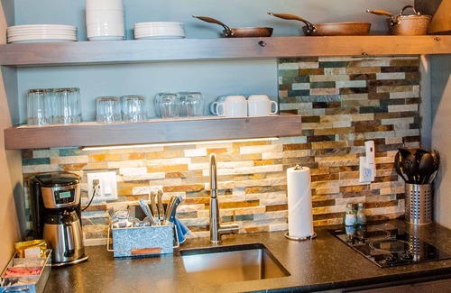 Canon City Cabin | Cozy Double King Cabin at Royal Gorge with Breakfast & Kitchen
