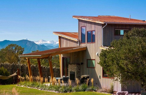 Canon City Cabin | Cozy Double King Cabin at Royal Gorge with Breakfast & Kitchen