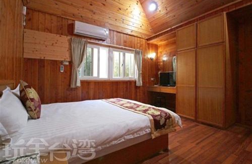 Zhushan House | Quaint Double Lake B&B: Pet-Friendly with Breakfast Included
