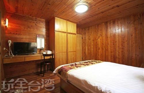 Zhushan House | Quaint Double Lake B&B: Pet-Friendly with Breakfast Included