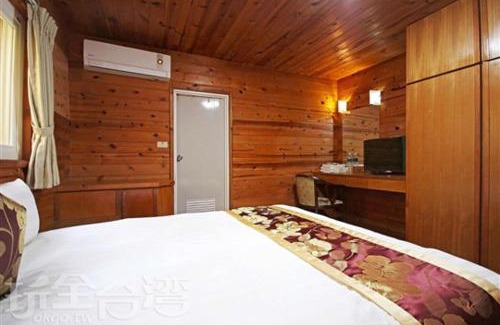 Zhushan House | Quaint Double Lake B&B: Pet-Friendly with Breakfast Included