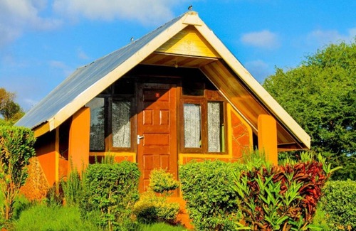 Kimana House | Comfortable Double or Twin Room with Extra Bed for Families