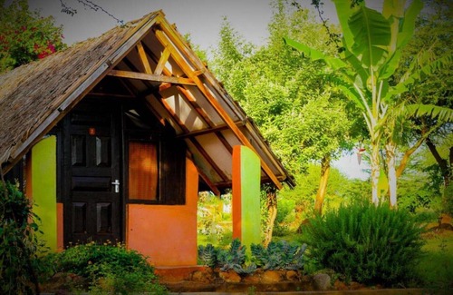 Kimana House | Comfortable Double or Twin Room with Extra Bed for Families