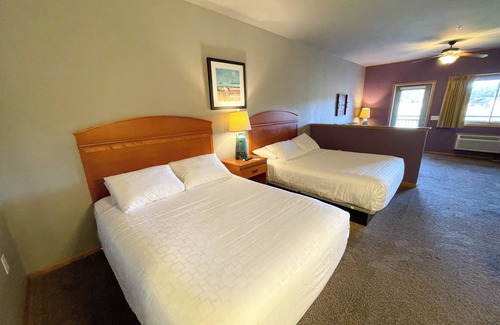 Lake Delton Hotel | Ideal Double Queen Room at Spring Brook Resort with Pool