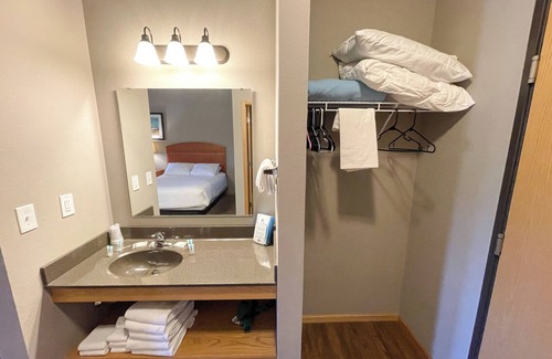 Lake Delton Hotel | Ideal Double Queen Room at Spring Brook Resort with Pool