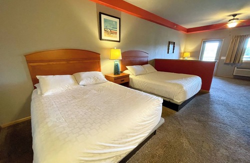 Spring Brook Hotel | Cozy Double Queen Room at Spring Brook Resort with Pool