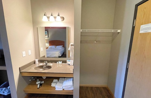 Spring Brook Hotel | Cozy Double Queen Room at Spring Brook Resort with Pool