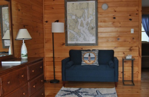 Brooklin Hotel | Cozy Double Queen Room at Eggemoggin Reach Inn, ME