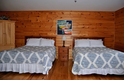 Brooklin Hotel | Cozy Double Queen Room at Eggemoggin Reach Inn, ME