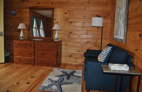 Brooklin Hotel | Cozy Double Queen Room at Eggemoggin Reach Inn, ME