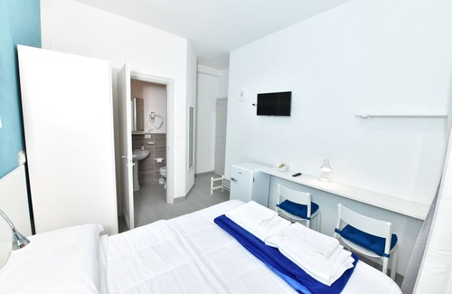 San Lazzaro di Savena House | Cozy Double Room with Private Bathroom & Kitchen Access