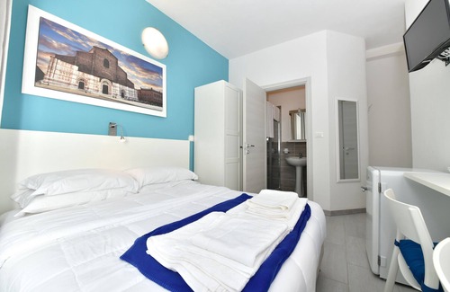 San Lazzaro di Savena House | Cozy Double Room with Private Bathroom & Kitchen Access