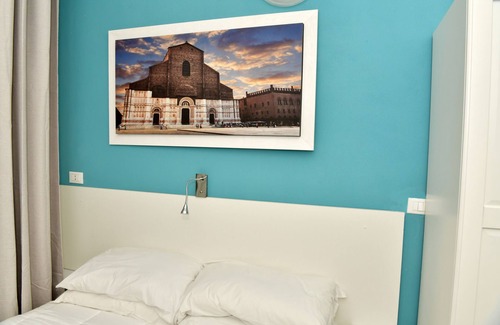 San Lazzaro di Savena House | Cozy Double Room with Private Bathroom & Kitchen Access