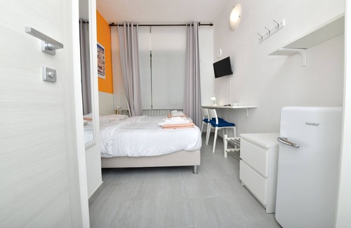 Borgatella House | Comfortable Double Room with Private Bathroom & Kitchen